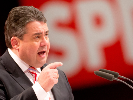 Profilbild von Sigmar Gabriel bei einer Rede auf dem SPD-Parteitag in Leipzig. Gabriel hebt gestikulierend den rechten Finger.