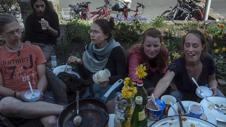 Mitarbeiter der "Transition Town"-Bewegung essen zu Mittag in Witzenhausen