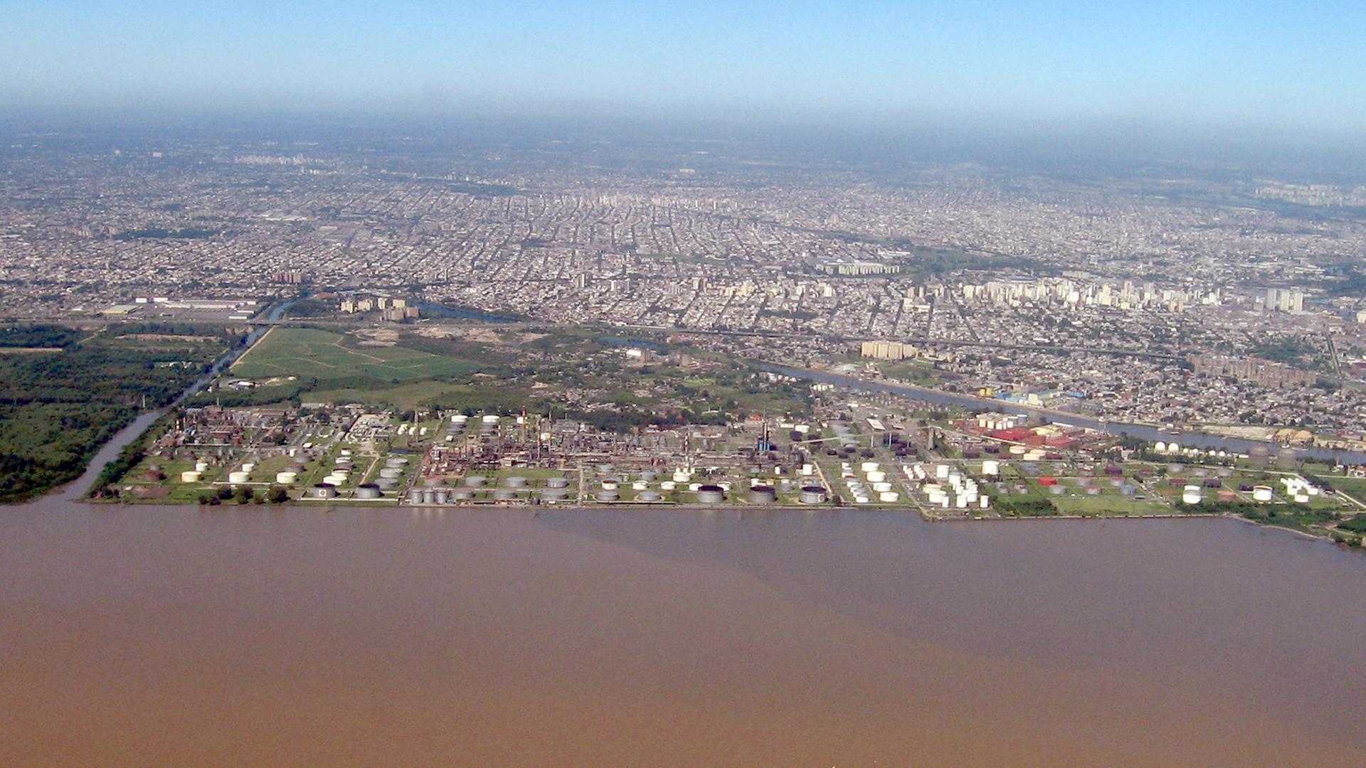 Landeanflug über den Rio de la Plata zum Flughafen von Buenos Aires, der Hauptstadt von Argentinien
