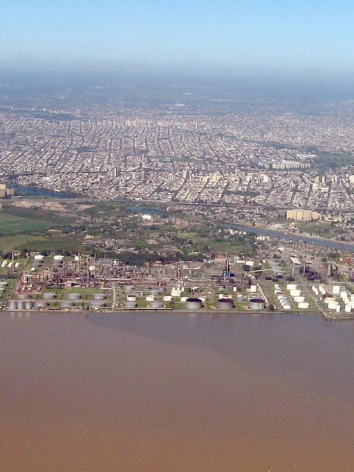 Landeanflug über den Rio de la Plata zum Flughafen von Buenos Aires, der Hauptstadt von Argentinien