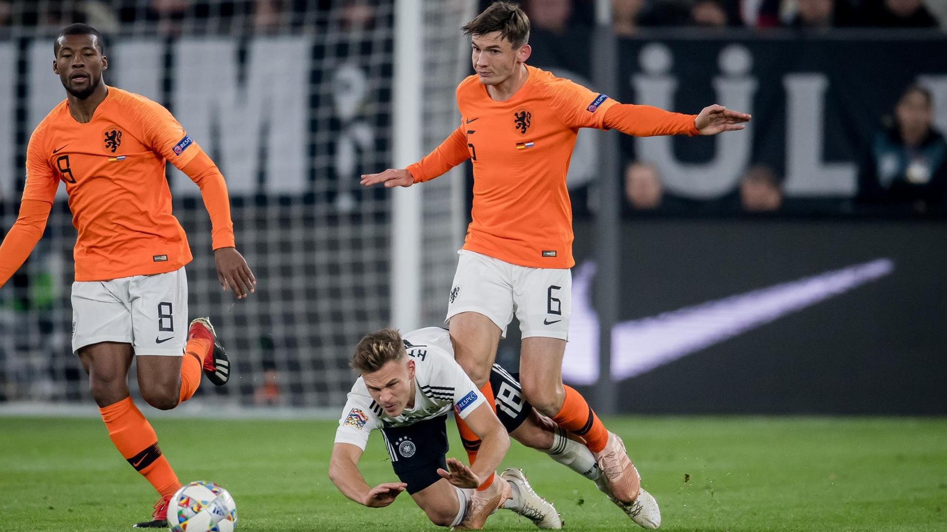 Deutschlands Joshua Kimmich gegen Hollands Marten de Roon in der UEFA Nations League (2018)