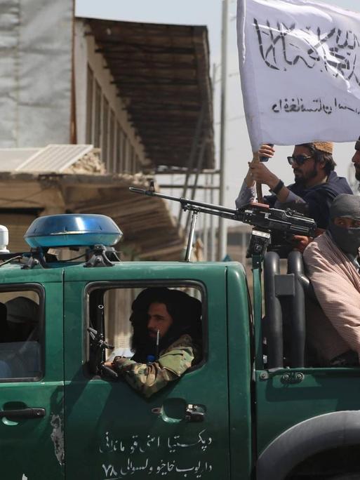 Bewaffnete Taliban auf einem Wagen in Kabul.