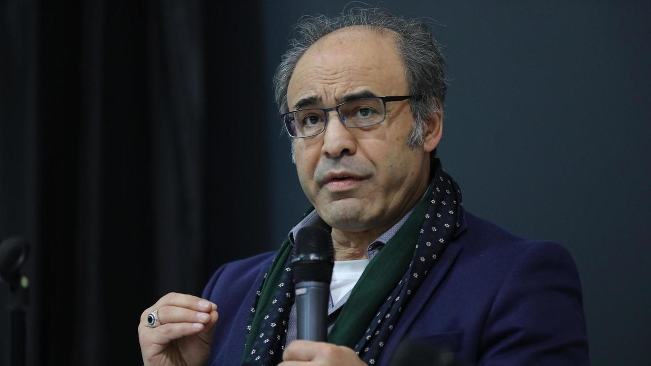 Porträtfoto von Haci-Halil Uslucan, Professor an der Universität Duisburg-Essen und wissenschaftlicher Leiter der Siftung Zentrum für Türkeistudien und Integrationsforschung, mit einem Mikrofon in der Hand, am 04.03.2020