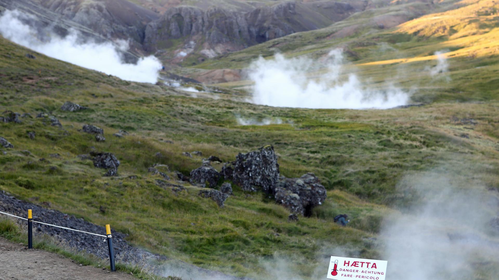 Tal Reykjadalur, das ganz typisch zeigt, wie es überall in Island aus dem Boden raucht und dampft