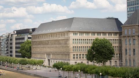 Der Behrens-Bau am Rheinufer in Düsseldorf. Das geplante Haus der Geschichte des Landes Nordrhein-Westfalens nimmt Formen an. Das Kuratorium des Landtags möchte das Geschichtsmuseum in dem sogenannten Behrens-Bau am Rheinufer in der Nähe des Landtags unterbringen.