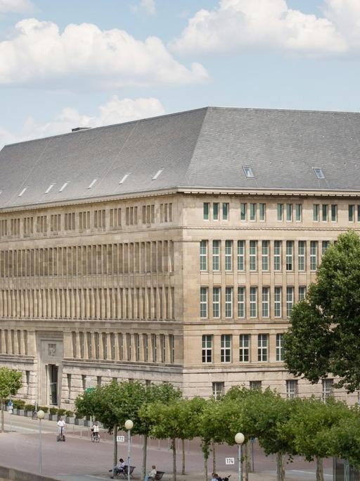 Der Behrens-Bau am Rheinufer in Düsseldorf. Das geplante Haus der Geschichte des Landes Nordrhein-Westfalens nimmt Formen an. Das Kuratorium des Landtags möchte das Geschichtsmuseum in dem sogenannten Behrens-Bau am Rheinufer in der Nähe des Landtags unterbringen.