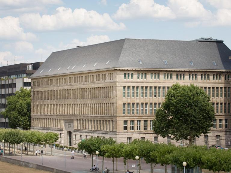 Der Behrens-Bau am Rheinufer in Düsseldorf. Das geplante Haus der Geschichte des Landes Nordrhein-Westfalens nimmt Formen an. Das Kuratorium des Landtags möchte das Geschichtsmuseum in dem sogenannten Behrens-Bau am Rheinufer in der Nähe des Landtags unterbringen.