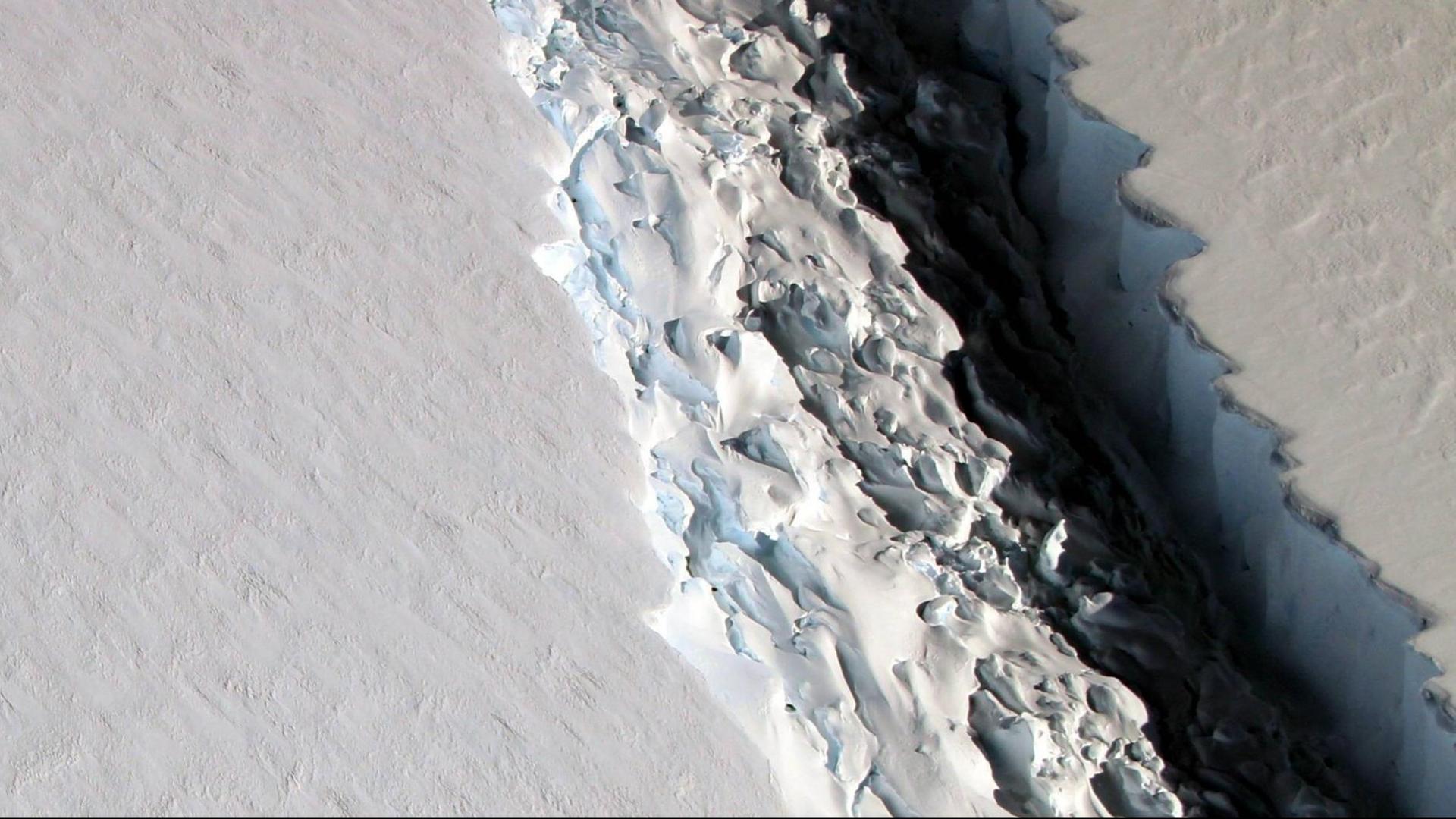 Ein gewaltiger Riss im Larsen-C-Schelfeis in der Antarktis trennt das Eis zunehmend vom Festland (Aufnahme vom 10.11.2016). So könnte dort bald ein neuer riesiger Eisberg entstehen.