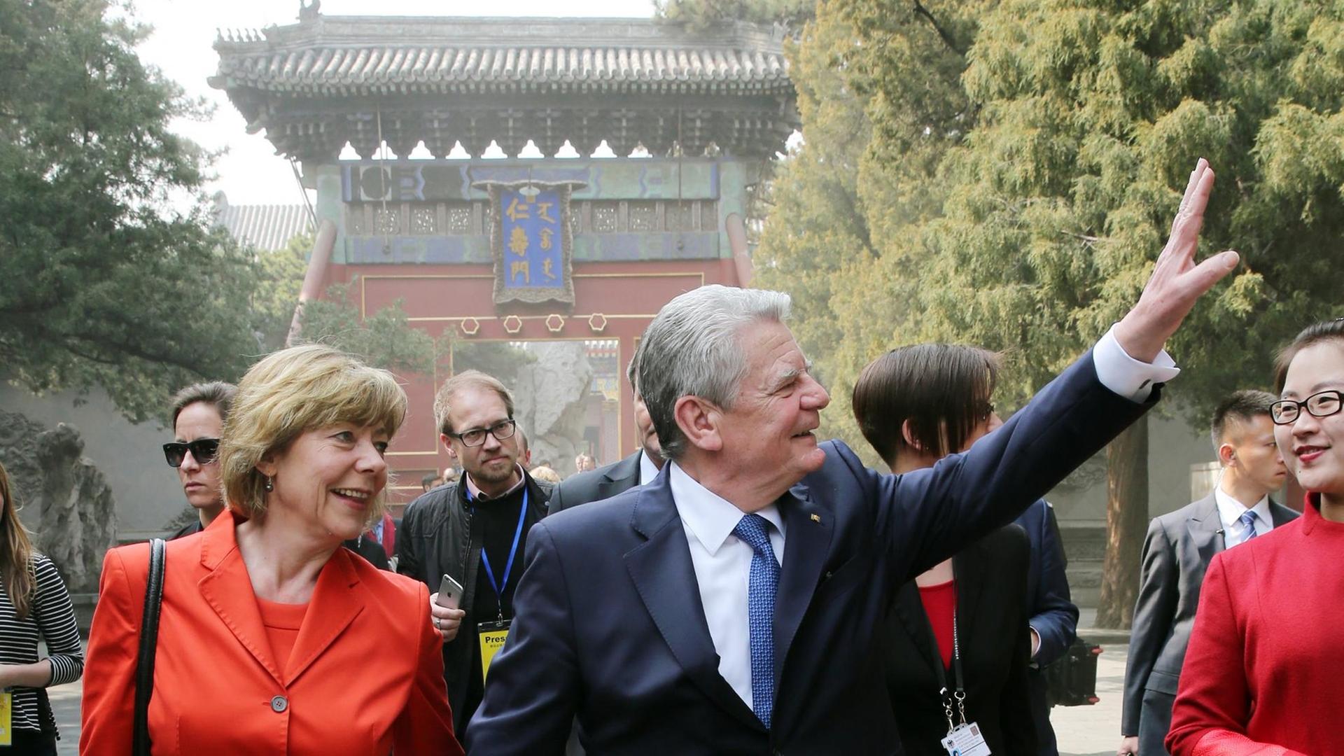 Man sieht den Bundes-Präsidenten und seine Partnerin. Sie heißen Joachim Gauck und Daniela Schadt. Im Hintergrund sieht man einen Tempel.