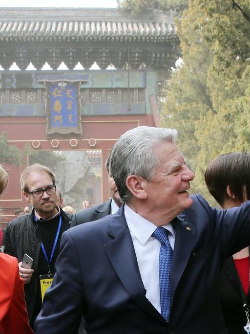 Bundespräsident Joachim Gauck und seine Lebensgefährtin Daniela Schadt besichtigen in Peking in China den Sommerpalast.