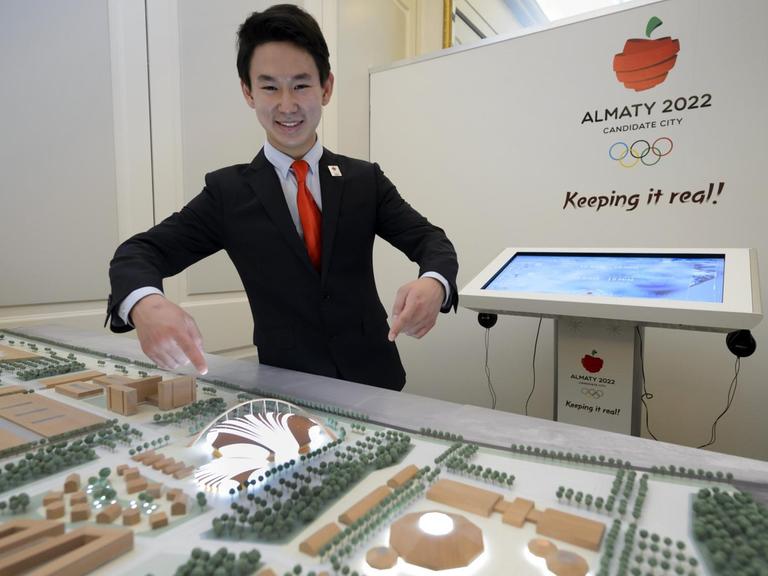 Der kasachische Eiskunstläufer Denis Ten, Bronzemedaillengewinner bei den Olympischen Spielen 2014, zeigt ein Modell des Olympischen Parks für die Spiele 2022 in Almaty.