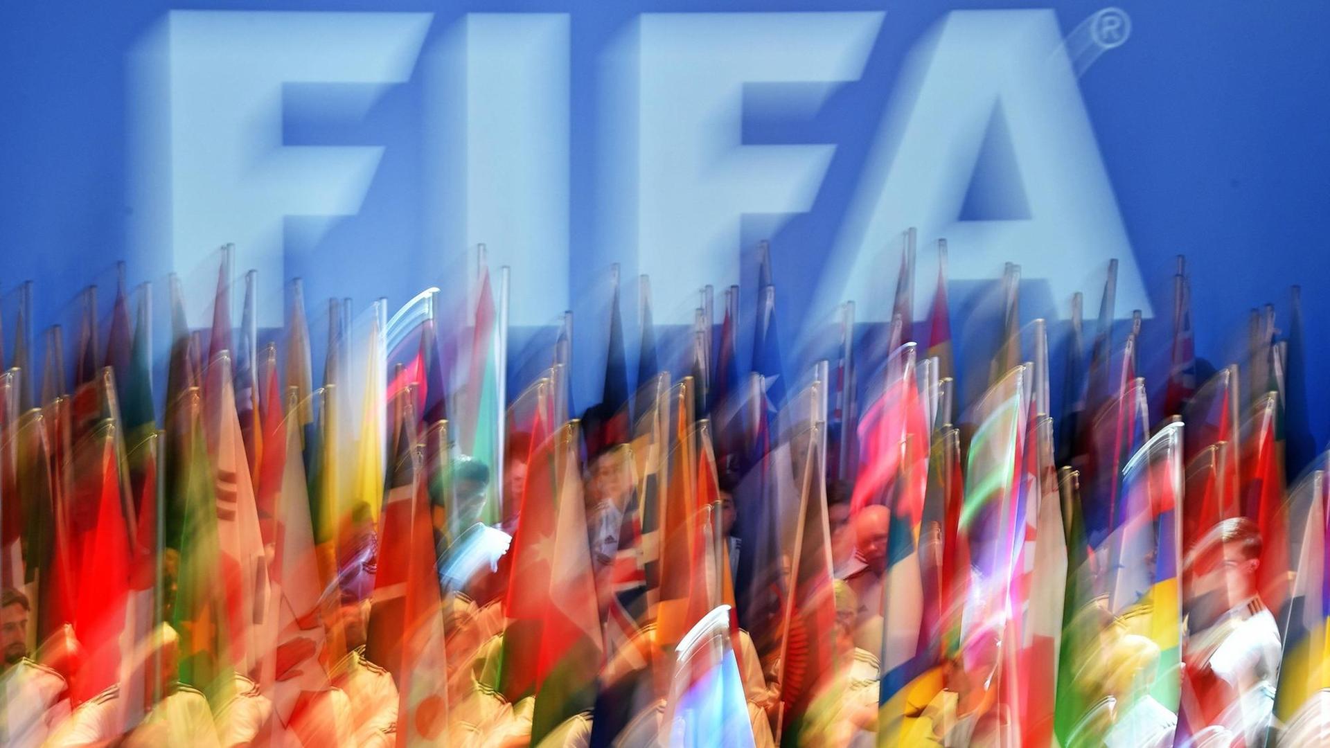 Nationalflaggen vor einem FIFA-Schriftzug bei der Eröffnung des Weltfußball-Kongresses in Zürich