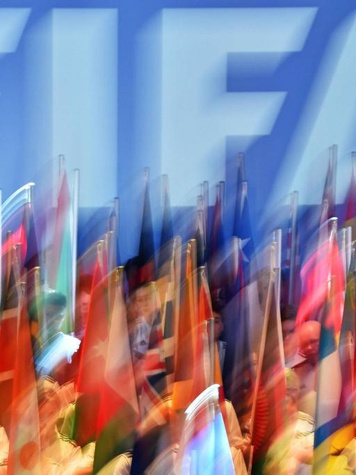 Nationalflaggen vor einem FIFA-Schriftzug bei der Eröffnung des Weltfußball-Kongresses in Zürich