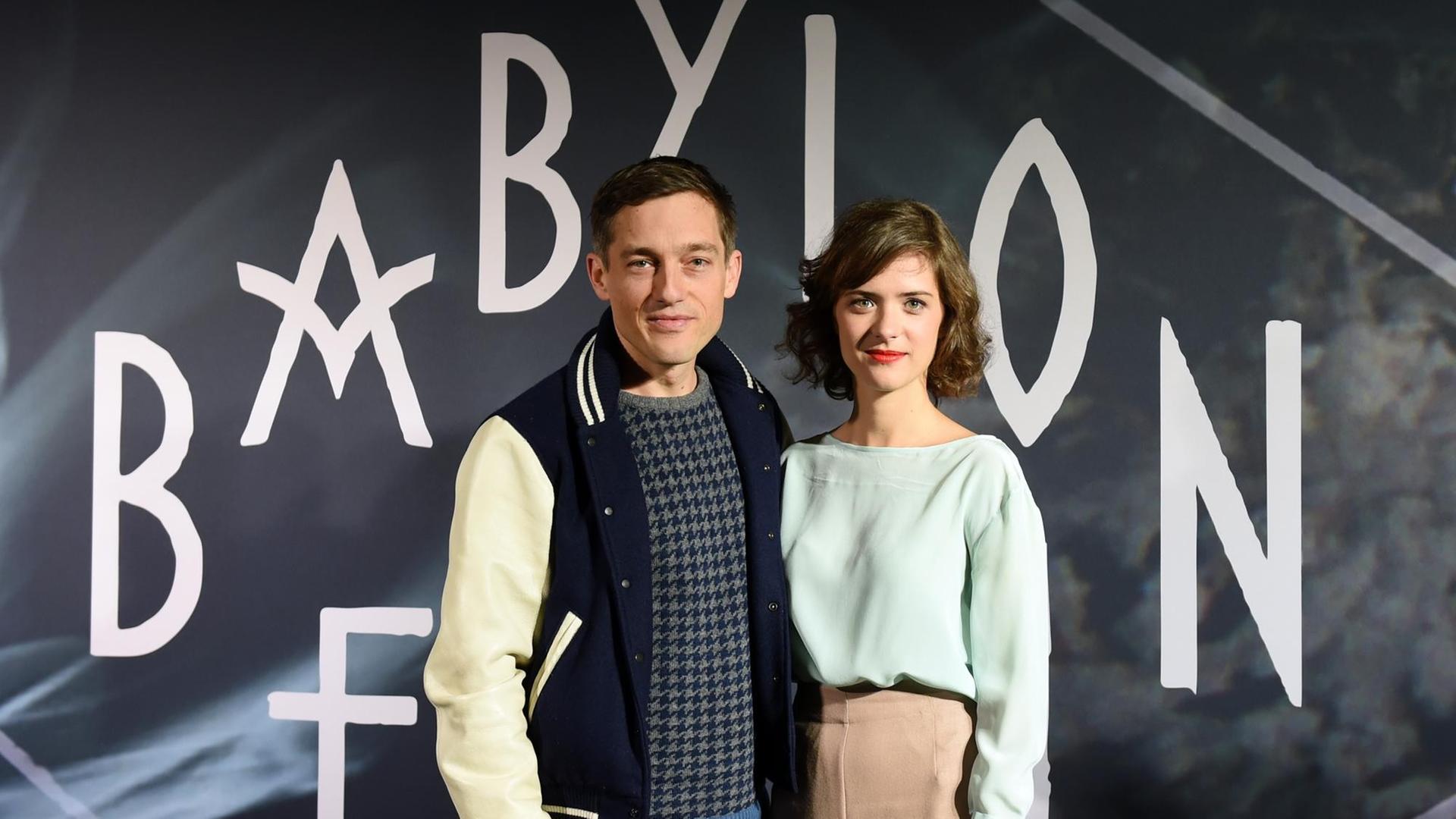 Die Schauspieler Volker Bruch als Gereon Rath und Liv Lisa Fries als Charlotte posieren am 10.02.2016 in Berlin bei einem Pressetermin zur Serie "Babylon Berlin".