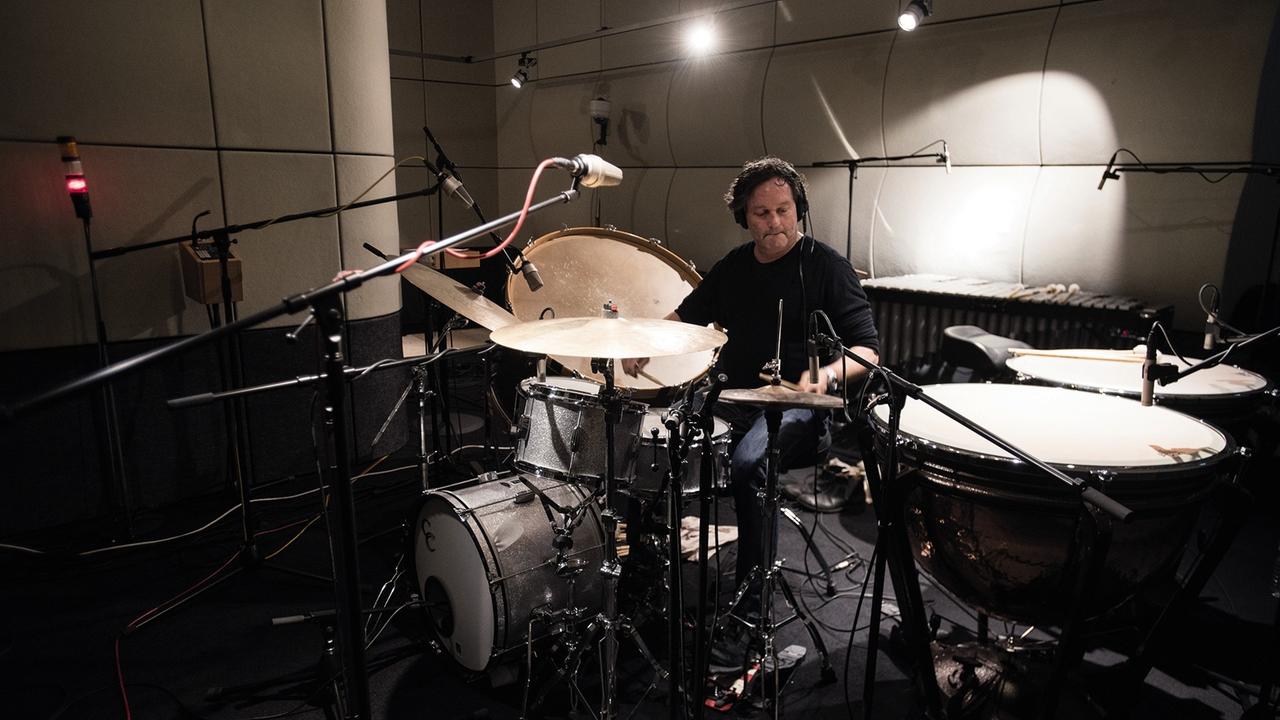 Michael Wertmüller am Schlagzeug, er hat Kopfhörer auf und ist ganz in seinem Element, spielt mit geschlossenen Augen