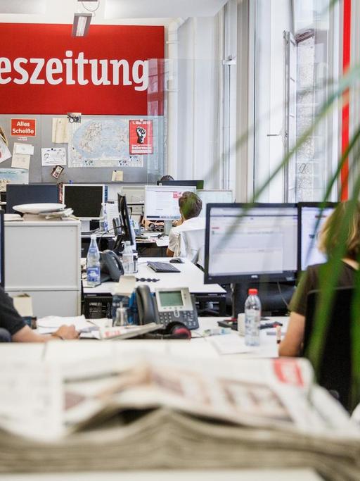 Die Zeitung TAZ kommt aus Berlin. Auf dem Bild sieht man das Büro, in dem die Zeitung geschrieben wird.