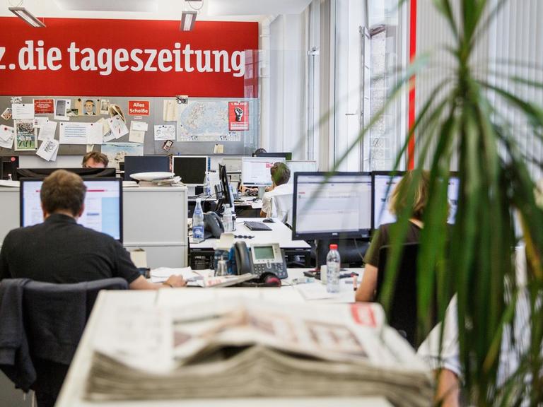 Die Zeitung TAZ kommt aus Berlin. Auf dem Bild sieht man das Büro, in dem die Zeitung geschrieben wird.