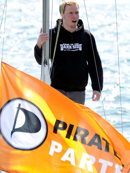 Torge Schmidt, Ex-Parlamentarischer Geschäftsführer der Piratenfraktion im Kieler Landtag, an Bord eines Segelbootes in Kiel.