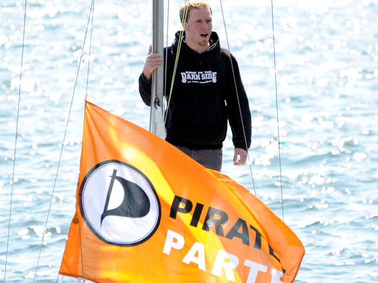 Torge Schmidt, Ex-Parlamentarischer Geschäftsführer der Piratenfraktion im Kieler Landtag, an Bord eines Segelbootes in Kiel.