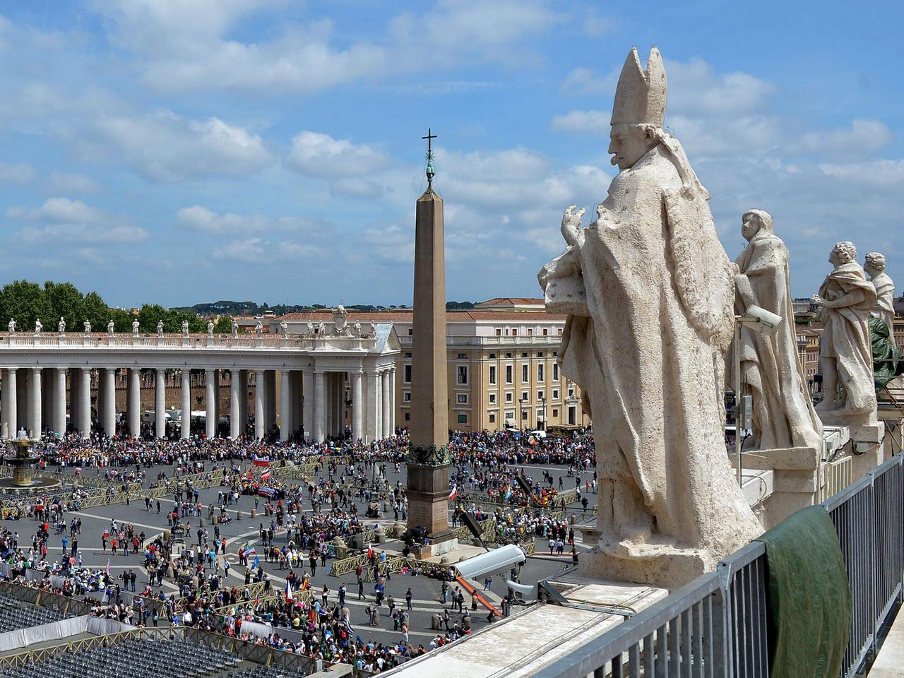 Vor den Heiligsprechungen der Päpste Johannes XXIII. und Johannes Paul II. füllt sich der Petersplatz in Rom.