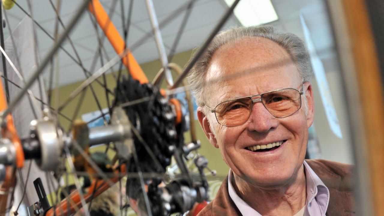 DDR-Radsportlegende Gustav-Adolf "Täve" Schur besucht zum 125-jährigen Jubiläum der Marke Diamant den Betrieb des ältesten deutschen Fahrradherstellers in Hartmannsdorf bei Chemnitz.