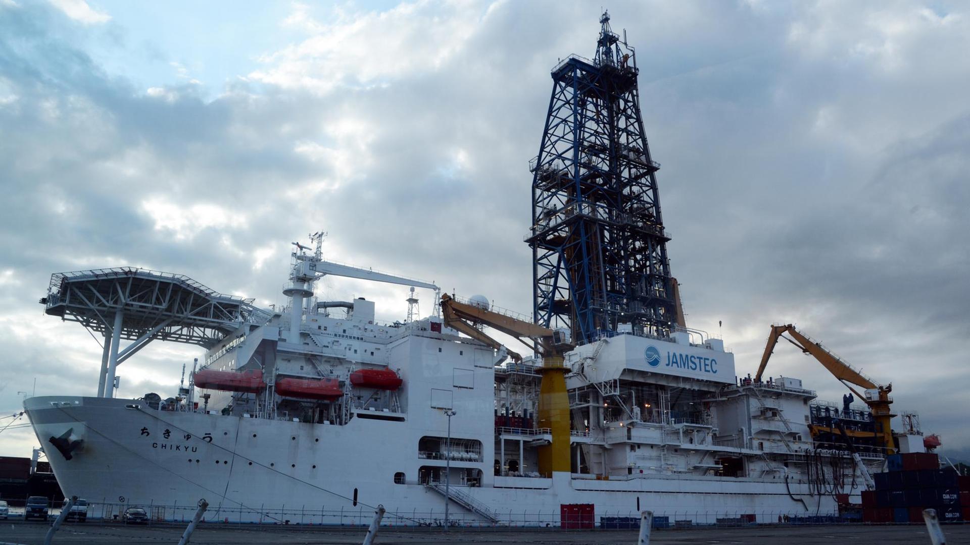 Das japanische Forschungsschiff Chikyu führte 2012 mit 2500 Metern die bislang tiefste wissenschaftliche Ozeanbohrung durch. Hier liegt es im September 2013 im Hafen von Shimizu vor Anker