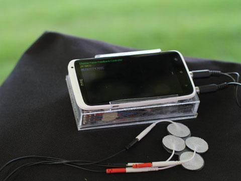 Das Smartphone kommt ins Kästchen, die Elektroden auf die Haut. Das Smartphone kommt ins Kästchen, die Elektroden auf die Haut.