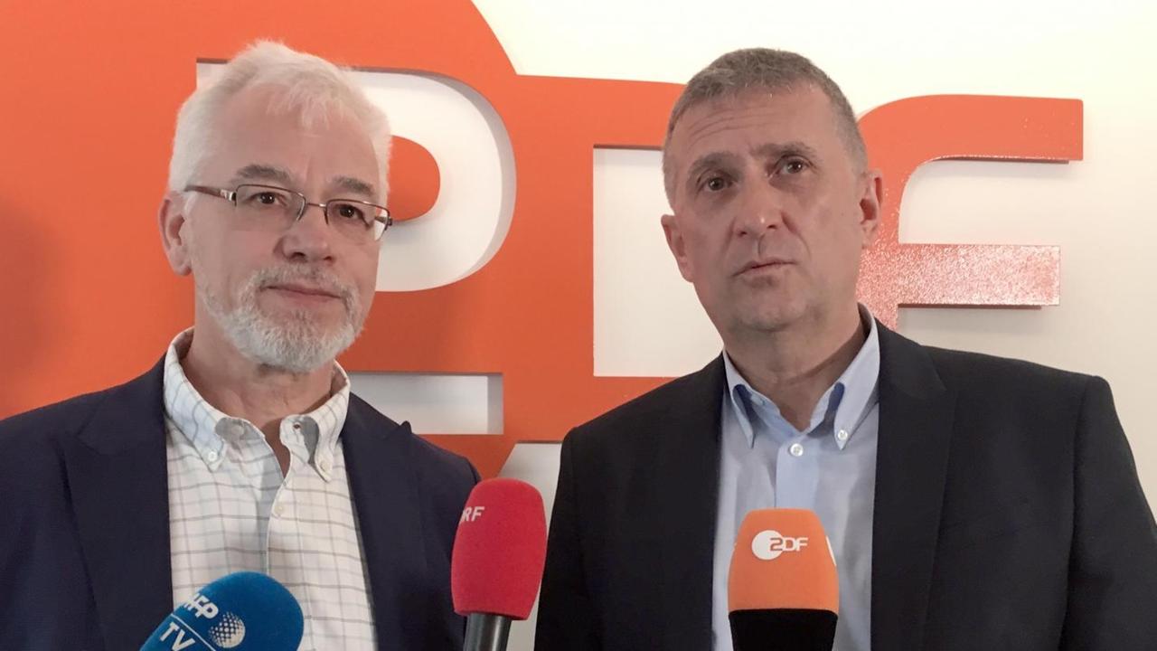 Thomas Seibert (l) und Jörg Brase bei einem Interview vor ZDF-Logo