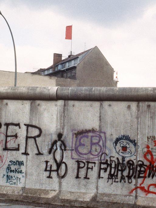 Graffitis auf der Westseite der Berliner Mauer am 29. April 1984