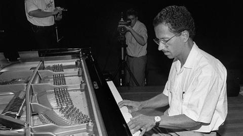 Der amerikanische Musiker Keith Jarrett im Jahr 1989 in Uelzen. Mit seinem "Köln Concert" gelang dem Label ECM der große Wurf. 