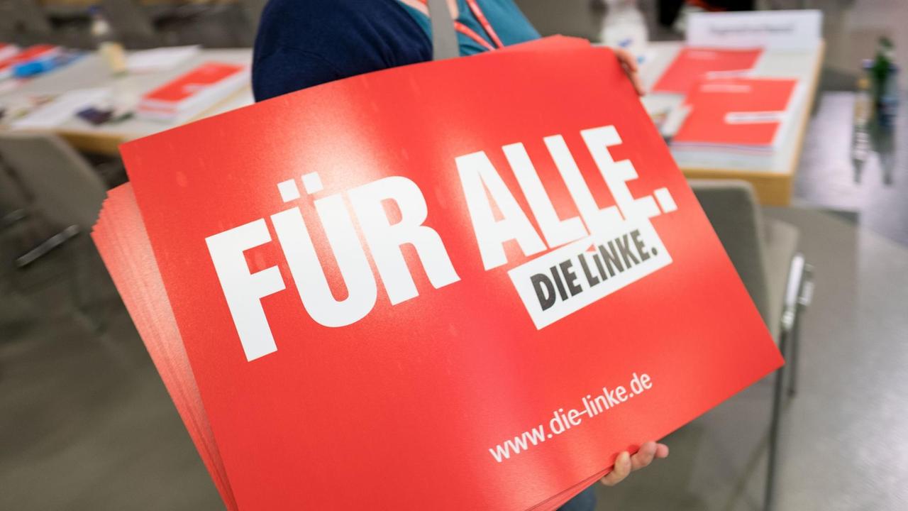 Parteimitglieder verteilen am 10.06.2017 vor Beginn des Bundesparteitages der Linken in Hannover (Niedersachsen) Plakate. 