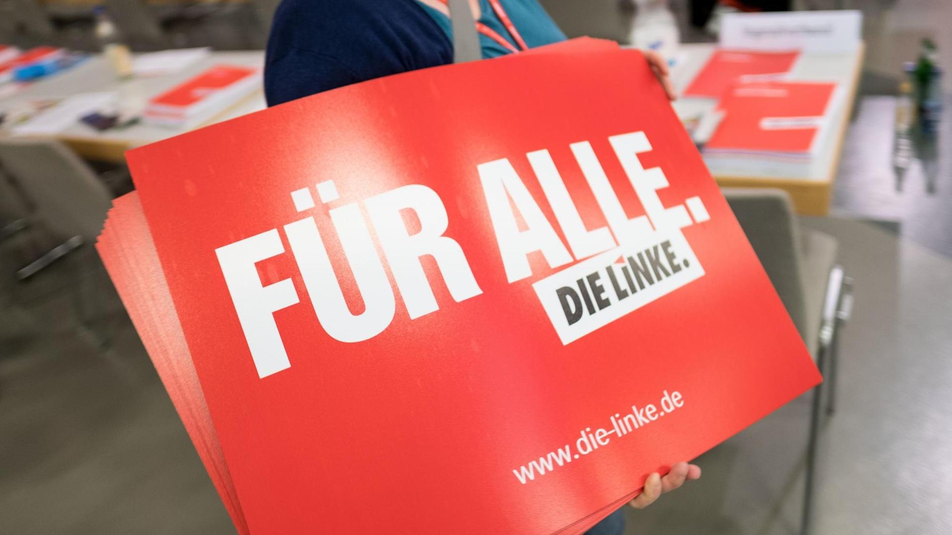 Parteimitglieder verteilen am 10.06.2017 vor Beginn des Bundesparteitages der Linken in Hannover (Niedersachsen) Plakate. Noch bis zum 11.06.2017 stimmt Die Linke auf ihrem Parteitag die Kernpunkte ihres Wahlprogramms für die Bundestagswahl ab.