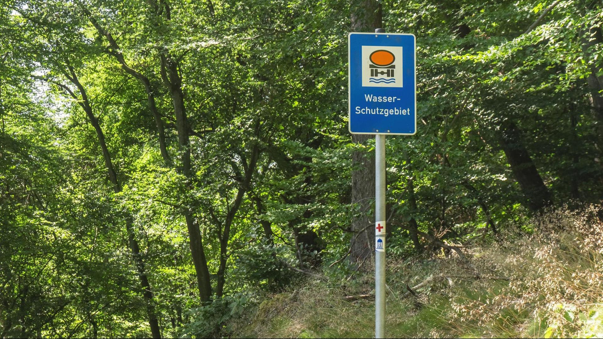 Ein Schild weist auf ein Wasserschutzgebiet im Taunus, Deutschland bei Bad Homburg hin.