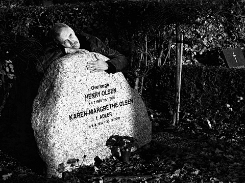Jussi Adler-Olsen auf dem Alten Friedhof von Brøndbyøster