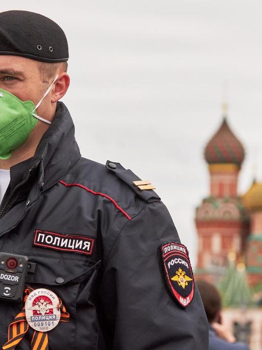 In Mokau steht ein Polizist auf der Straße am von Russland sogenannten "Tag des Sieges"