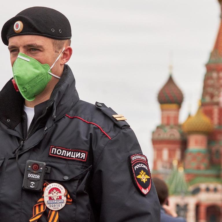 In Mokau steht ein Polizist auf der Straße am von Russland sogenannten "Tag des Sieges"

 