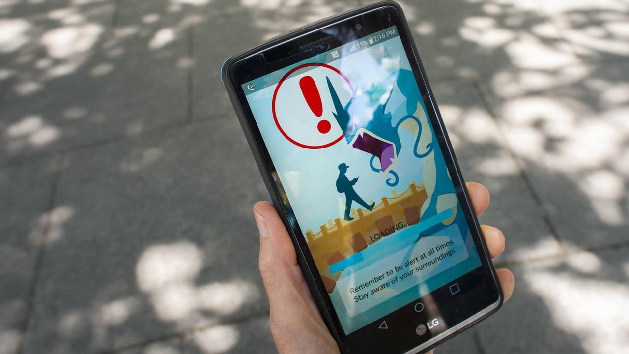 Ein Spieler mit der App "Pokémon Go" auf seinem Smartphone.