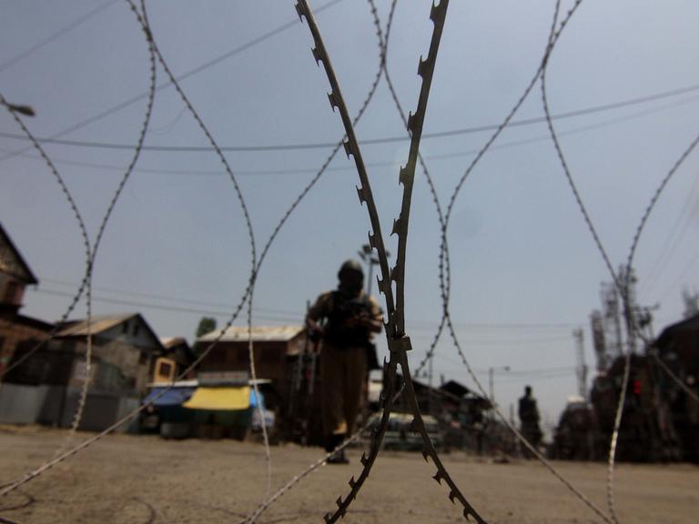 Absperrungen, Wachen, Ausgangssperren - in Kaschmir herrscht permanenter Ausnahmezustand