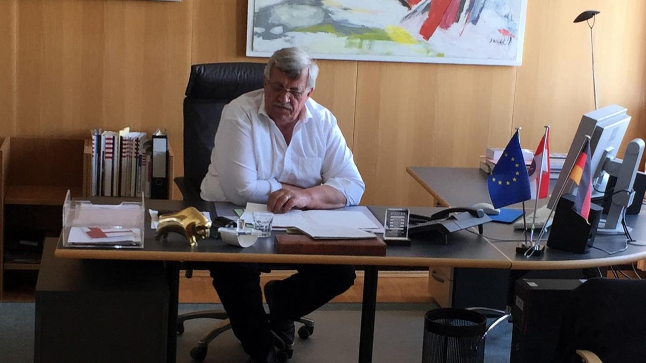 Der ermordete Politiker Walter Lübcke sitzt an seinem Schreibtisch