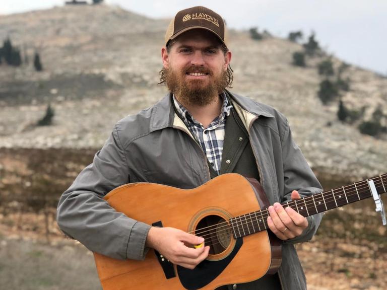 Mit Holzfällerhemd und Gitarre - der Evangelikale Christ Zac Waller im Westjordanland