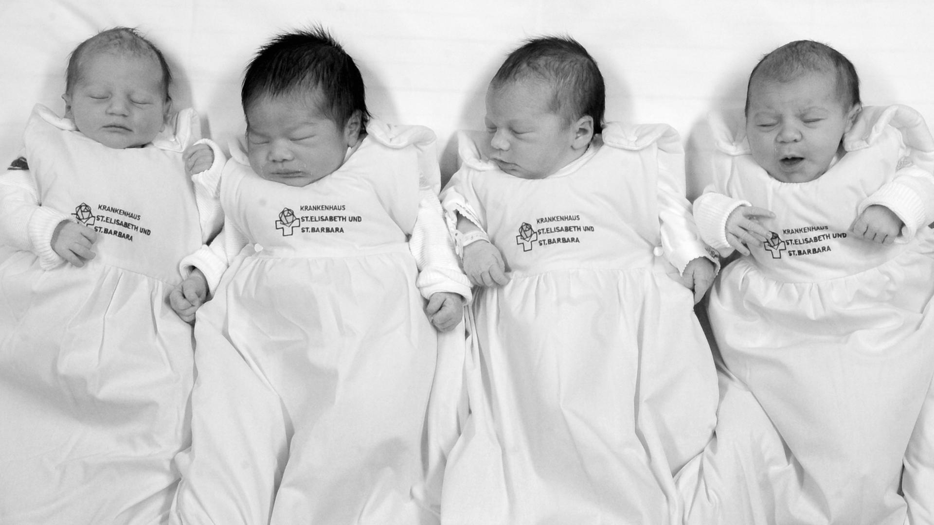 Auf der Neugeborenenstation im Krankenhaus St. Elisabeth und St. Barbara in Halle liegen wenige Stunden alten Neugeborene, aufgenommen am 05.01.2011.