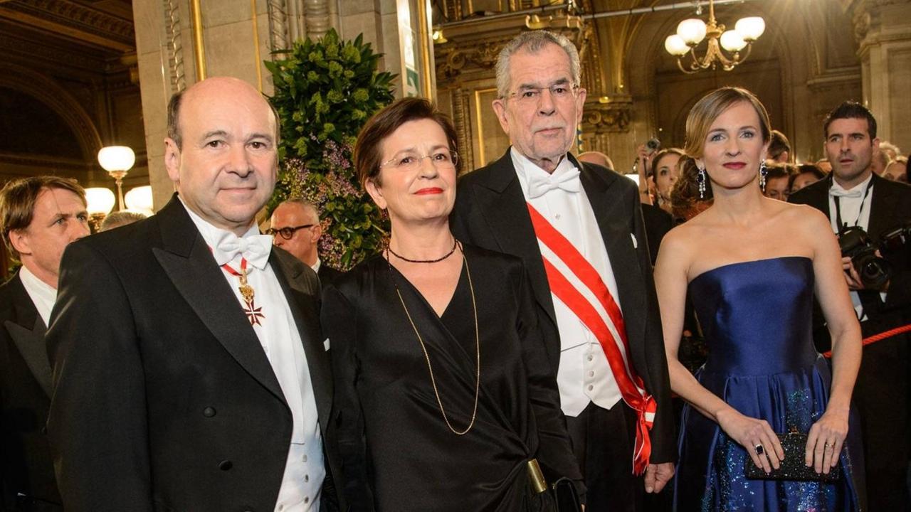 Österreichs Bundespräsident Alexander van der Bellen auf dem Wiener Opernball 2017