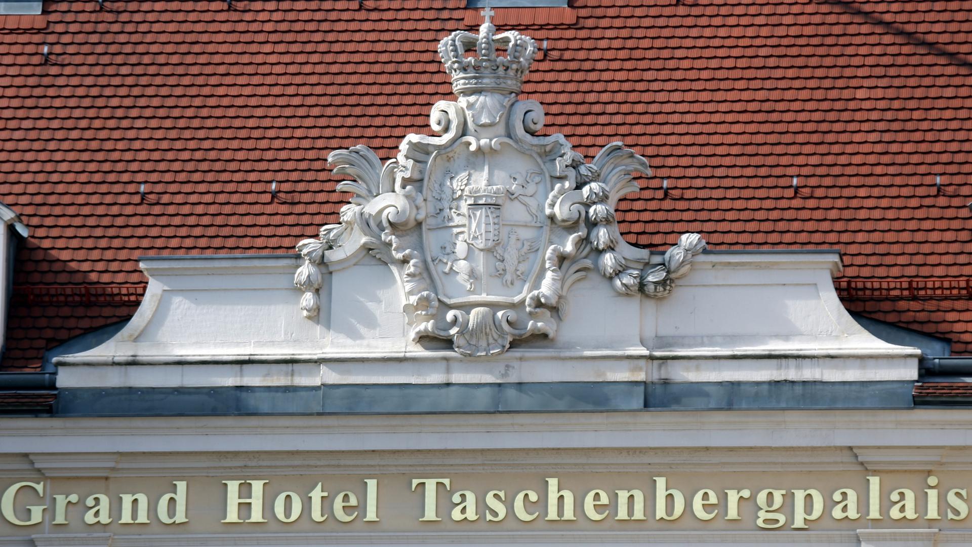 Blick auf den Giebel über dem Portal des Kempinski Hotels "Taschenbergpalais" in Dresden