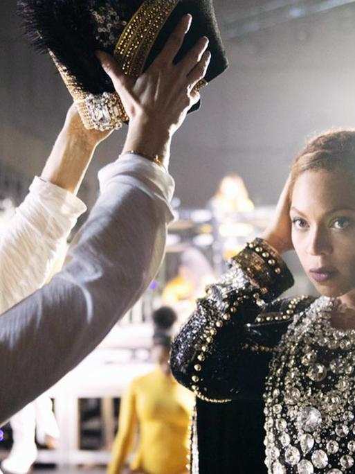 Filmszene aus dem Netflix-Dokufilm "Homecoming" von und mit der US-Sängerin Beyoncé. Die Szene zeigt die Sängerin beim Umkleiden für ihren Auftritt in der Garderobe.
