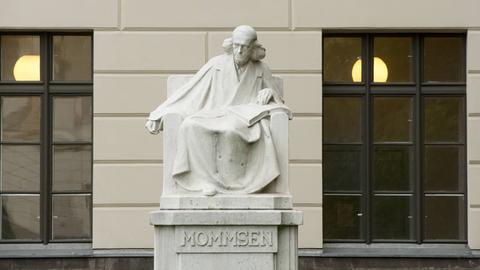 Denkmal für den deutschen Historiker und Altertumswissenschaftler Theodor Mommsen (von Adolf Brütt) im Vorgarten der Humboldt-Universität.