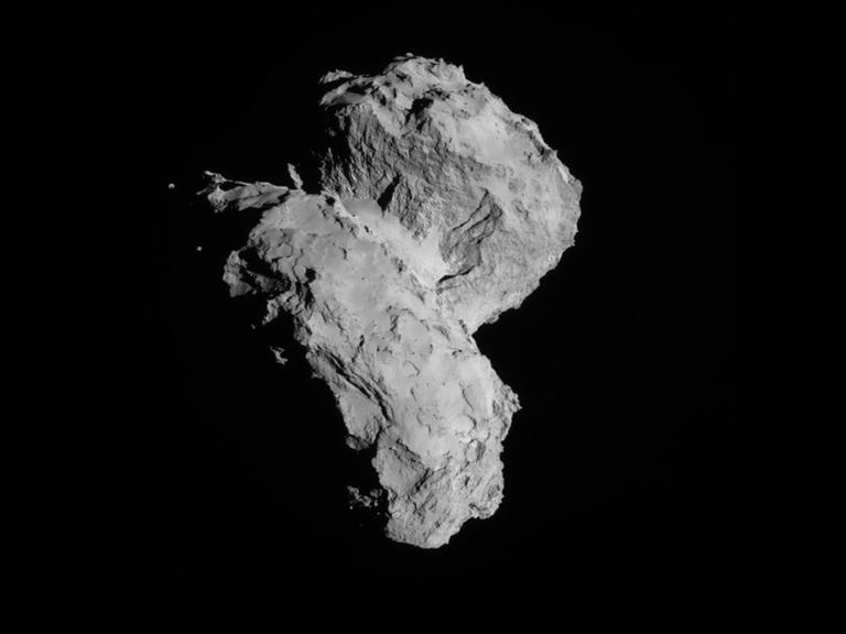 Zu sehen ist der Kometenkern, dessen Form entfernt an eine Badeente erinnert.