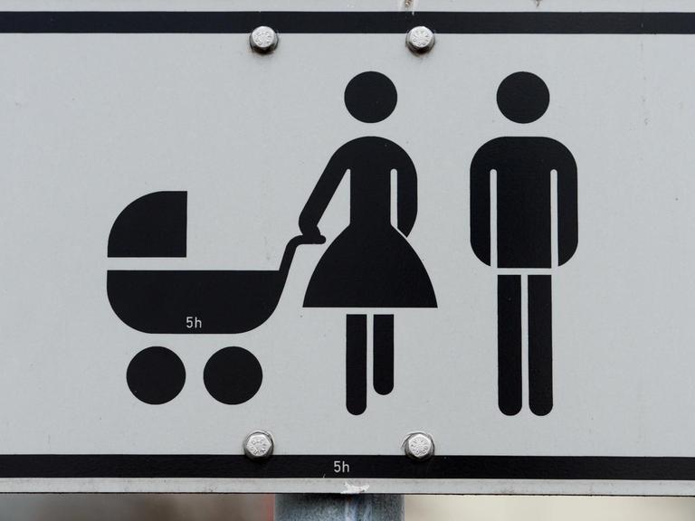 Ein Zusatzschild eines Verkehrsschildes zeigt in Berlin eine Familie mit Kinderwagen.