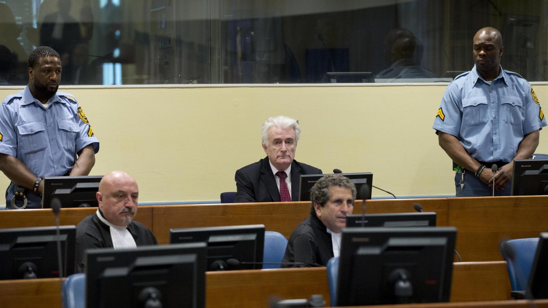 Das Foto zeigt Radovan Karadzic im Gericht.
