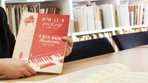Der Direktor des Schweriner Konservatoriums, Volker Ahmels, zeigt am 18.12.2011 in Schwerin (Mecklenburg-Vorpommern) eine Partitur des Komponisten Paul Ben-Haim aus der umfangreiche Partiturensammlung von verfemten Komponisten