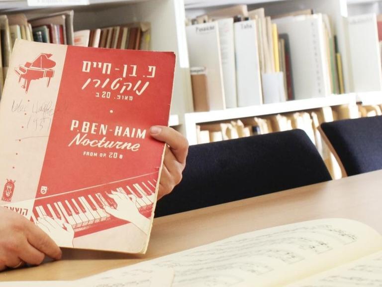 Der Direktor des Schweriner Konservatoriums, Volker Ahmels, zeigt am 18.12.2011 in Schwerin (Mecklenburg-Vorpommern) eine Partitur des Komponisten Paul Ben-Haim aus der umfangreiche Partiturensammlung von verfemten Komponisten
